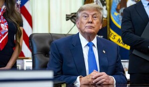 Trump recibe en la Casa Blanca una viga de las Torres Gemelas por el 25 aniversario de 11S