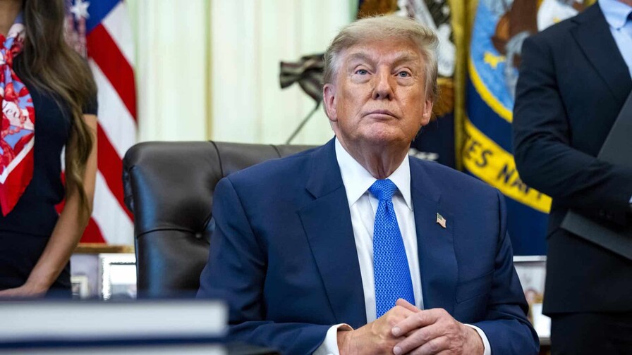 Trump recibe en la Casa Blanca una viga de las Torres Gemelas por el 25 aniversario de 11S