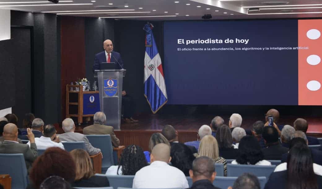 El director-fundador de Diario Libre y Premio Nacional de Periodismo 2026, Aníbal de Castro, durante la conferencia magistral El periodista de hoy: el oficio frente a la abundancia, los algoritmos y la inteligencia artificial.