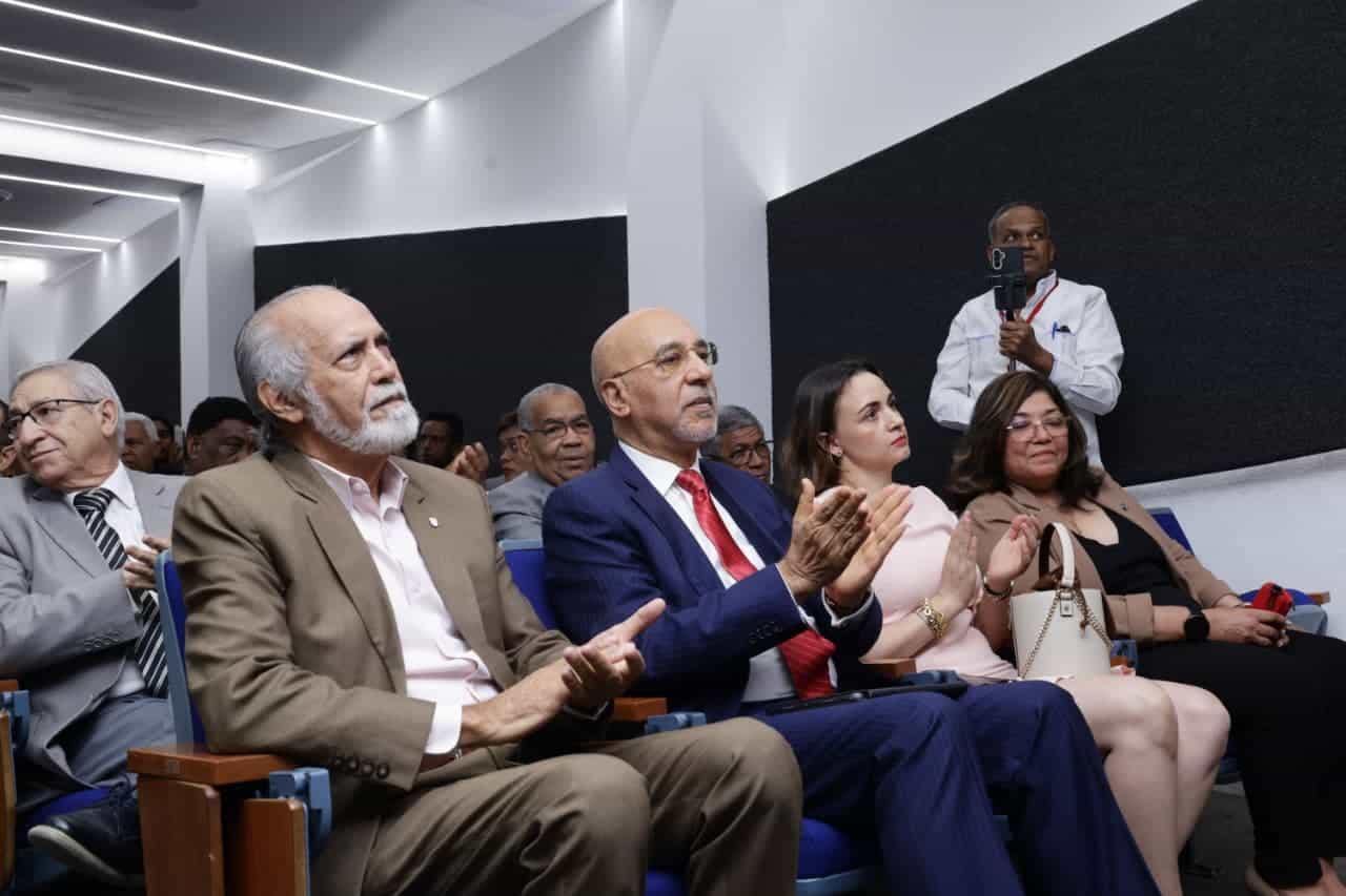 El director-fundador de Diario Libre, Aníbal de Castro durante la conferencia.