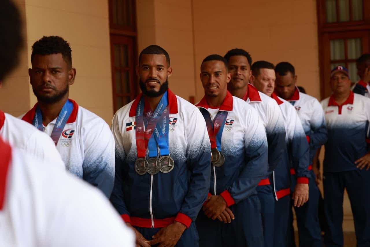 Medallistas dominicanos llegan al Palacio Nacional para compartir con el presidente Luis Abinader tras su participación en los Juegos Centroamericanos y del Caribe Santo Domingo 2026.