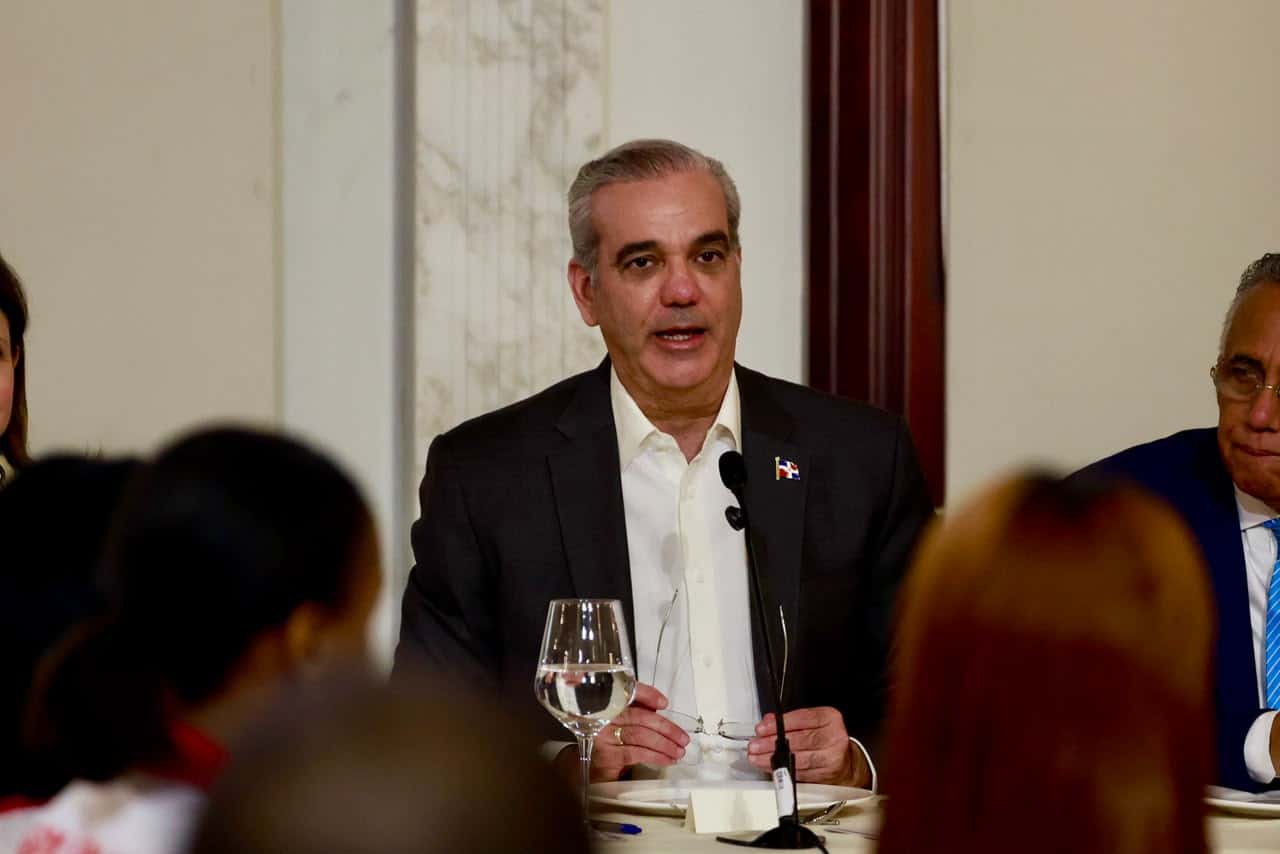 El presidente Luis Abinader, este 12 de agosto de 2026, en el Salón de las Cariátides del Palacio Nacional, durante un almuerzo oficial con los medallistas de los Juegos Centroamericanos y del Caribe.