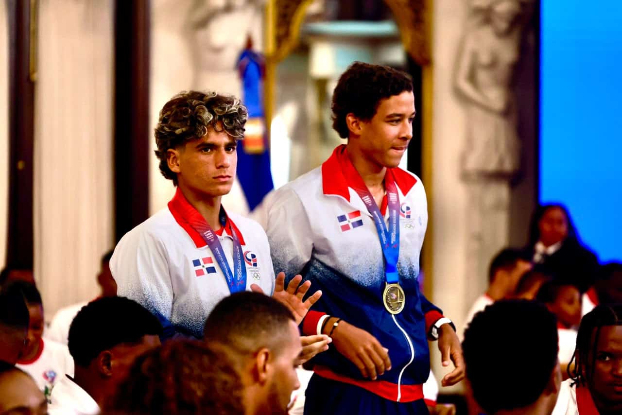 Medallistas de los Juegos Centroamericanos y del Caribe, este 12 de agosto de 2026, en el Salón de las Cariátides del Palacio Nacional, durante un almuerzo oficial con el presidente Luis Abinader.
