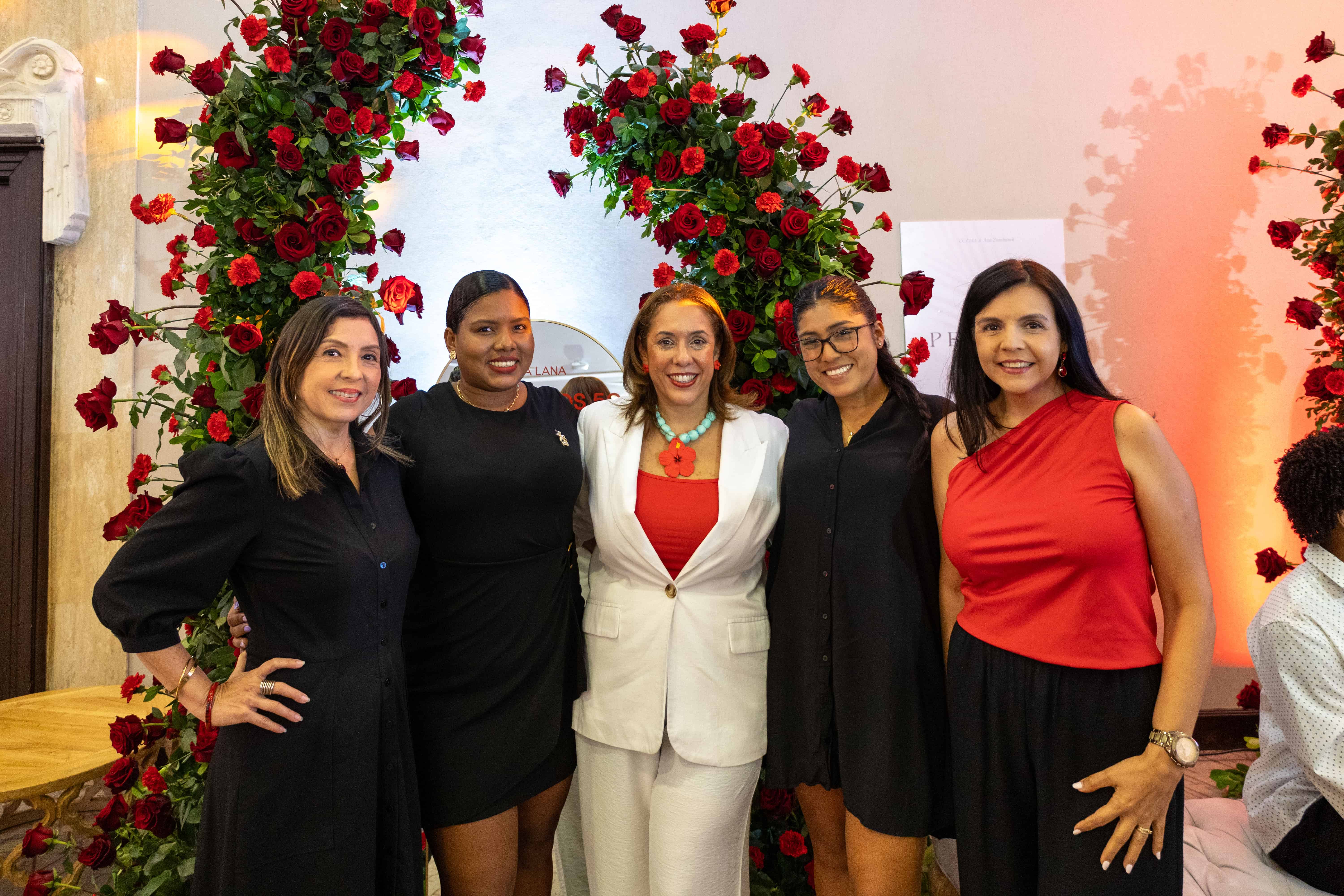 Marlene Girón, Julaisi Lemus, embajadora Yira Ramonet, Meybis Vásquez y Yazmín Brea.