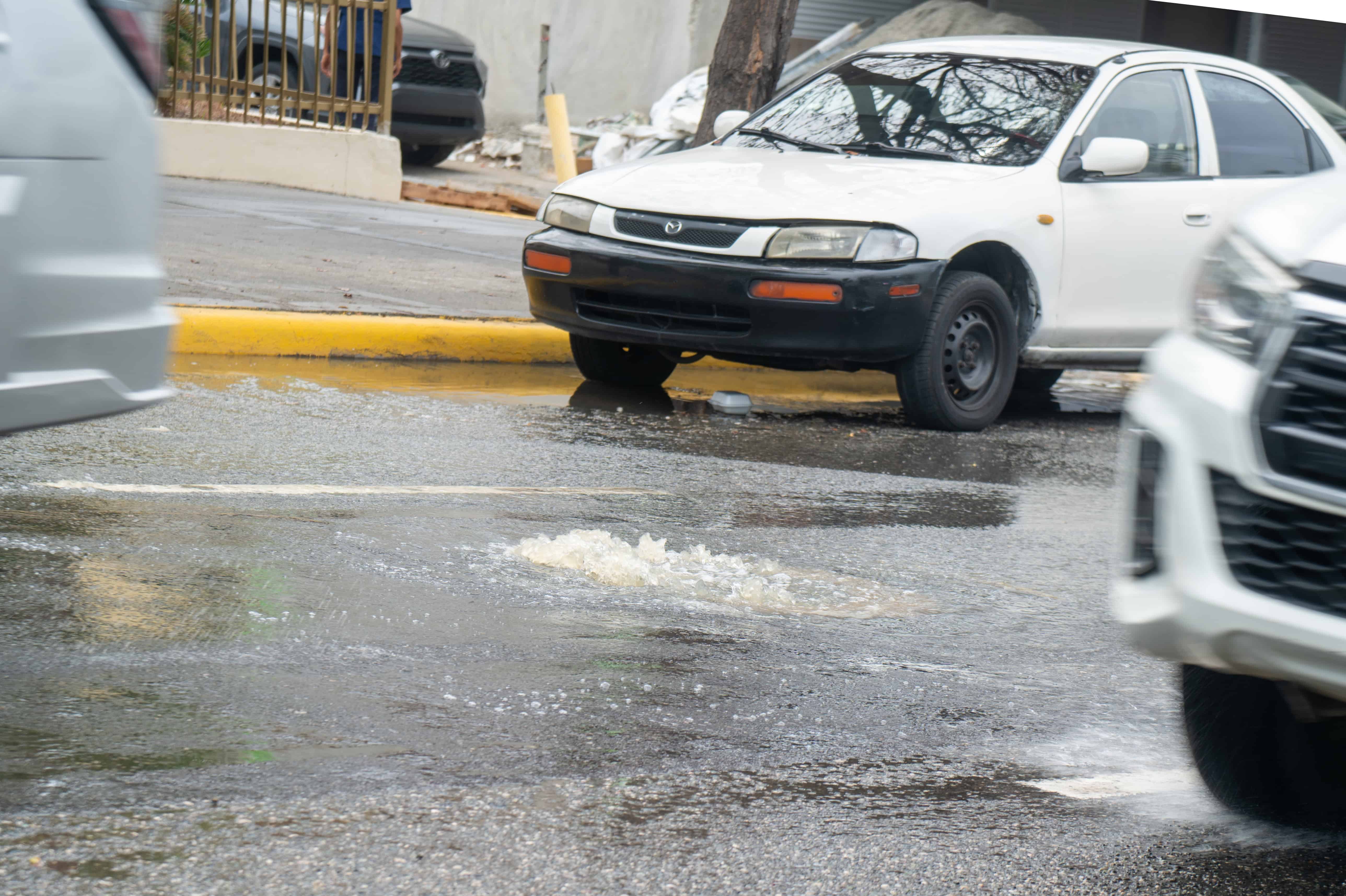 Los vehículos cruzan por encima de las aguas residuales.