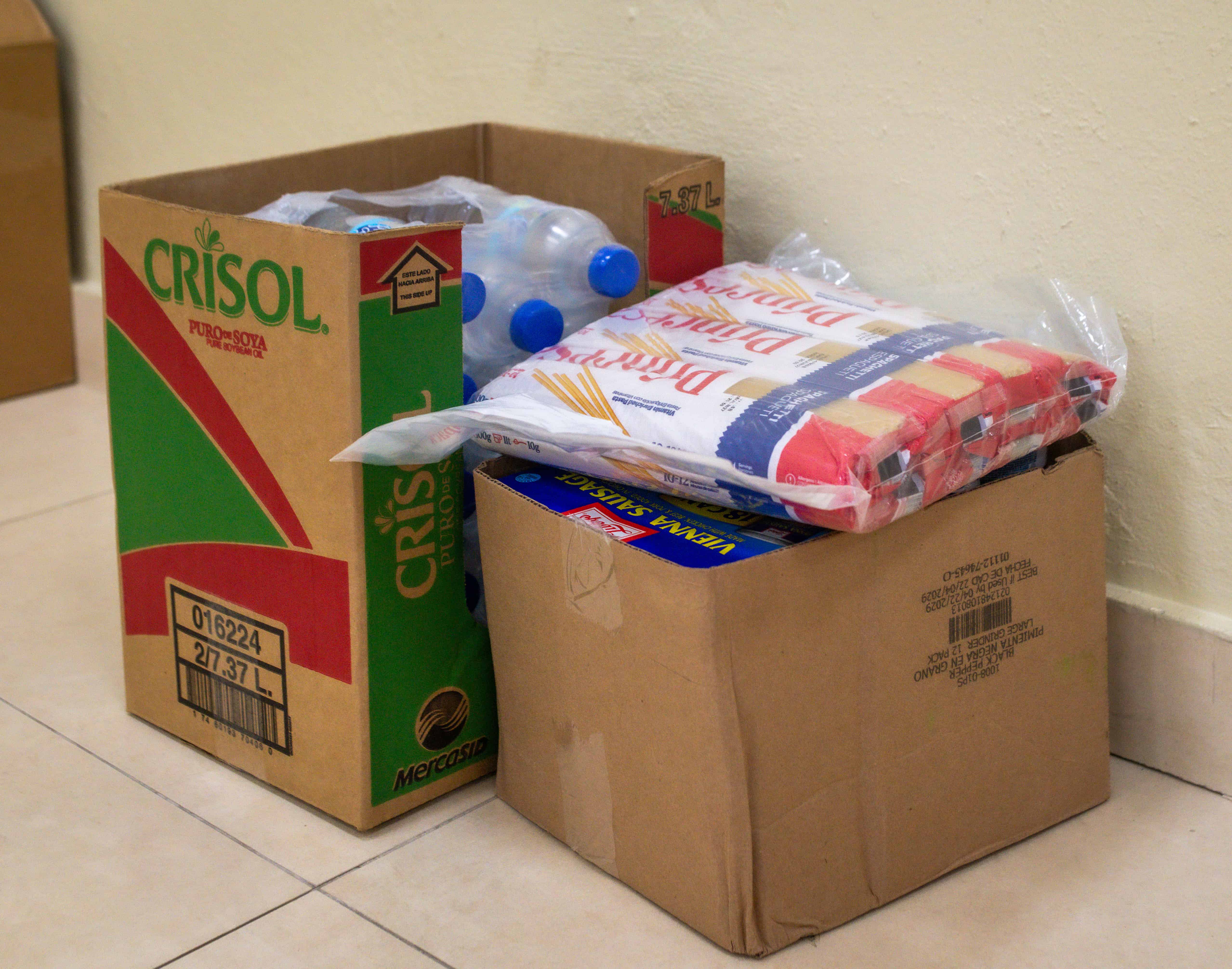 Los donativos son llevados en fundas o cajas.&nbsp;