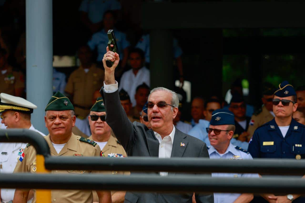 El presidente Luis Abinader da el pistolazo inicial en la inauguración del Centro de Entrenamiento Táctico Virtual.