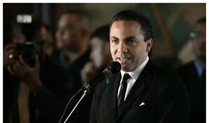 Cristian Castro culmina el bachillerato a los 51 a&ntilde;os y recibe reconocimiento como Graduado de Honor