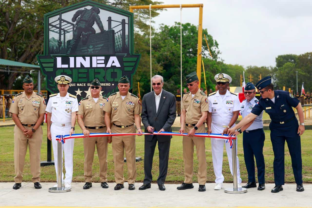 El presidente Luis Abinader (al centro) corta la cinta inaugural del Centro de Entrenamiento Táctico Virtual.