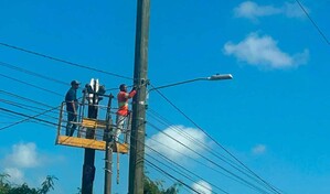 Detienen a dos que realizaban conexiones el&eacute;ctricas ilegales a bordo de un cami&oacute;n con canasto