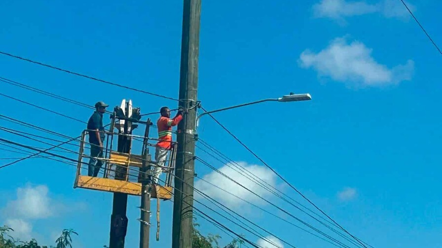 Detienen a dos que realizaban conexiones el&eacute;ctricas ilegales a bordo de un cami&oacute;n con canasto