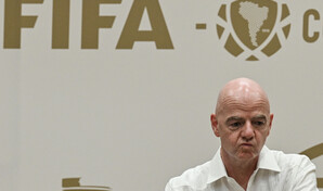Futuro de Infantino debe decidirse en elecciones, dice patr&oacute;n del f&uacute;tbol africano