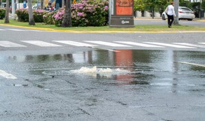 Aguas residuales se desbordan y contaminan la avenida Jiménez Moya