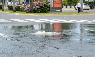 Aguas residuales se desbordan y contaminan la avenida Jim&eacute;nez Moya