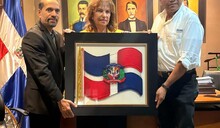 Efem&eacute;rides Patrias dona al PRD colecci&oacute;n de Juan Bosch y s&iacute;mbolos patrios