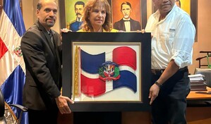 Efem&eacute;rides Patrias dona al PRD colecci&oacute;n de Juan Bosch y s&iacute;mbolos patrios