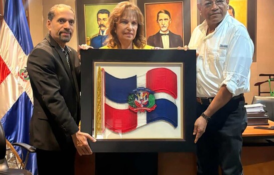 Efem&eacute;rides Patrias dona al PRD colecci&oacute;n de Juan Bosch y s&iacute;mbolos patrios