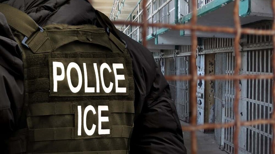 Congresistas y activistas rechazan la compra de guantes con descargas eléctricas para el ICE Congresistas y activistas rechazan la compra de guantes con descargas eléctricas para el ICE