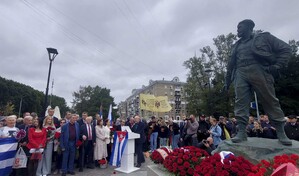 Cientos de rusos celebran el centenario de Fidel Castro ante su estatua en Mosc&uacute;