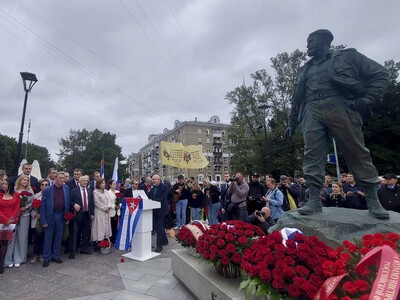 Rusos celebran centenario de Fidel Castro ante su estatua en Moscú