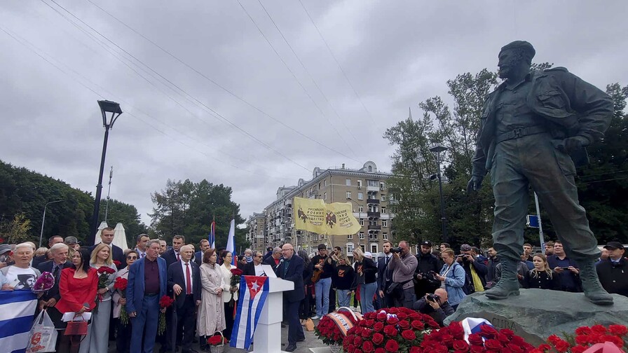 Cientos de rusos celebran el centenario de Fidel Castro ante su estatua en Mosc&uacute;