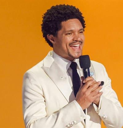 Trevor Noah convierte el evento de Google en un &acute;talk show&acute; para presentar los Pixel 11