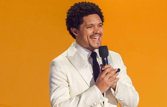 Trevor Noah convierte el evento de Google en un &acute;talk show&acute; para presentar los Pixel 11