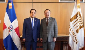 Valdez Albizu recibe la visita del embajador Tony Raful y estudiantes meritorios