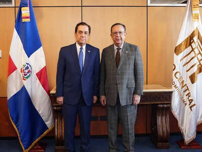 Valdez Albizu recibe al embajador Tony Raful y estudiantes meritorios