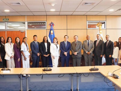 Valdez Albizu recibió a Tony Raful y estudiantes meritorios