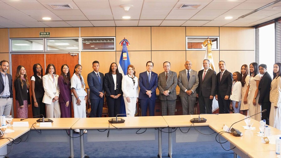 Valdez Albizu recibió a embajador Tony Raful y estudiantes meritorios domínico-españoles Valdez Albizu recibió a embajador Tony Raful y estudiantes meritorios domínico-españoles