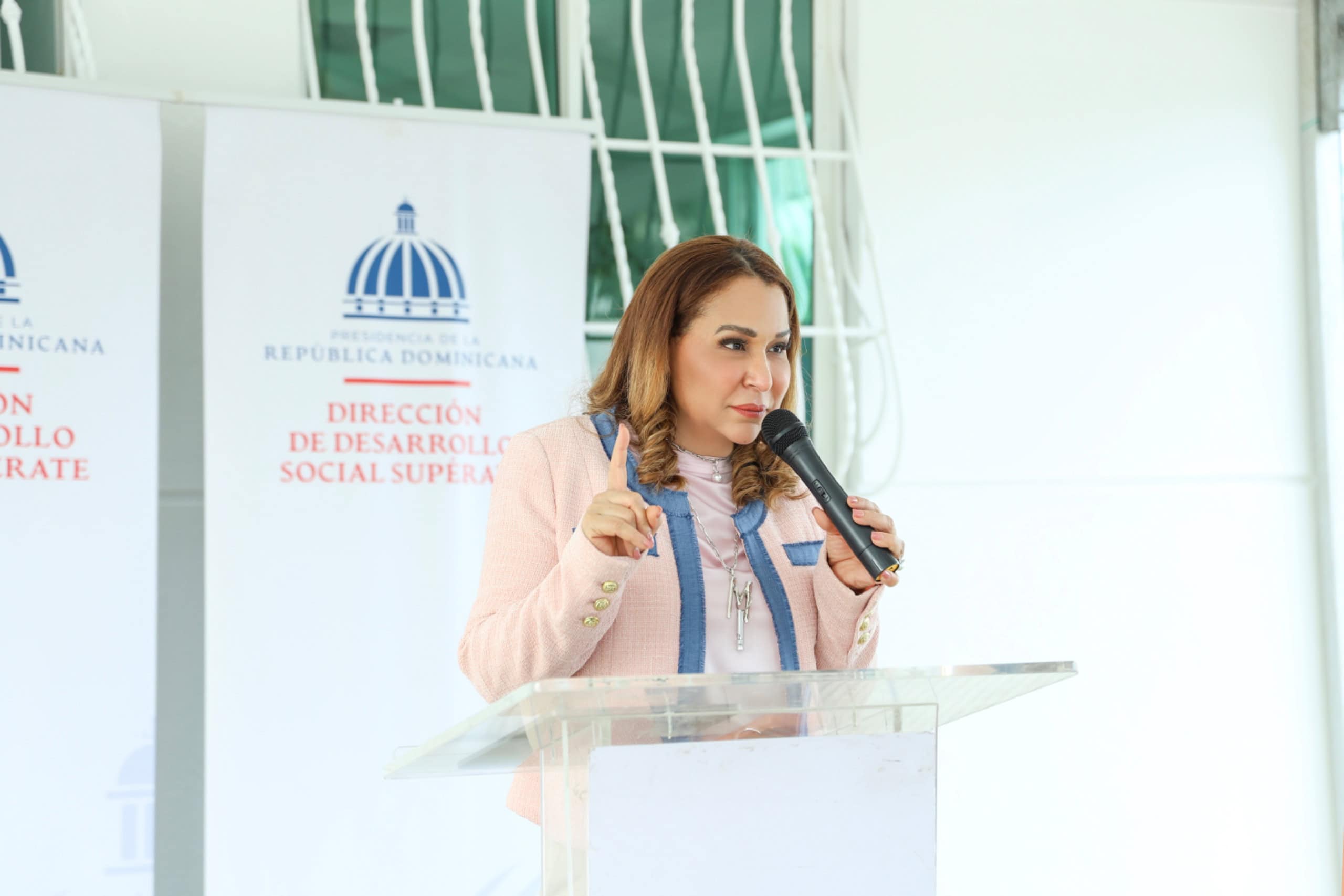 La directora general de Supérate, Mayra Jiménez se dirige a los presentes.