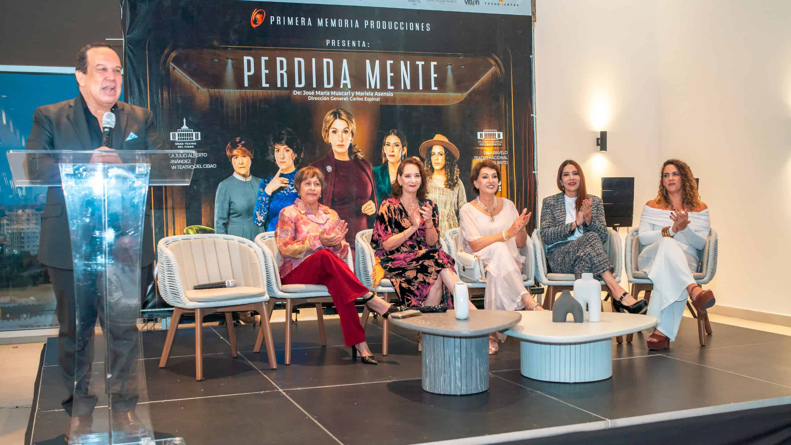 De izquierda a derecha: Carlos Espinal, director de la obra; Olga Bucarelli, Karina Noble, Cecilia García, Pachy Méndez y Laura Rivera, integrantes del elenco de "Perdida Mente".<br><br>