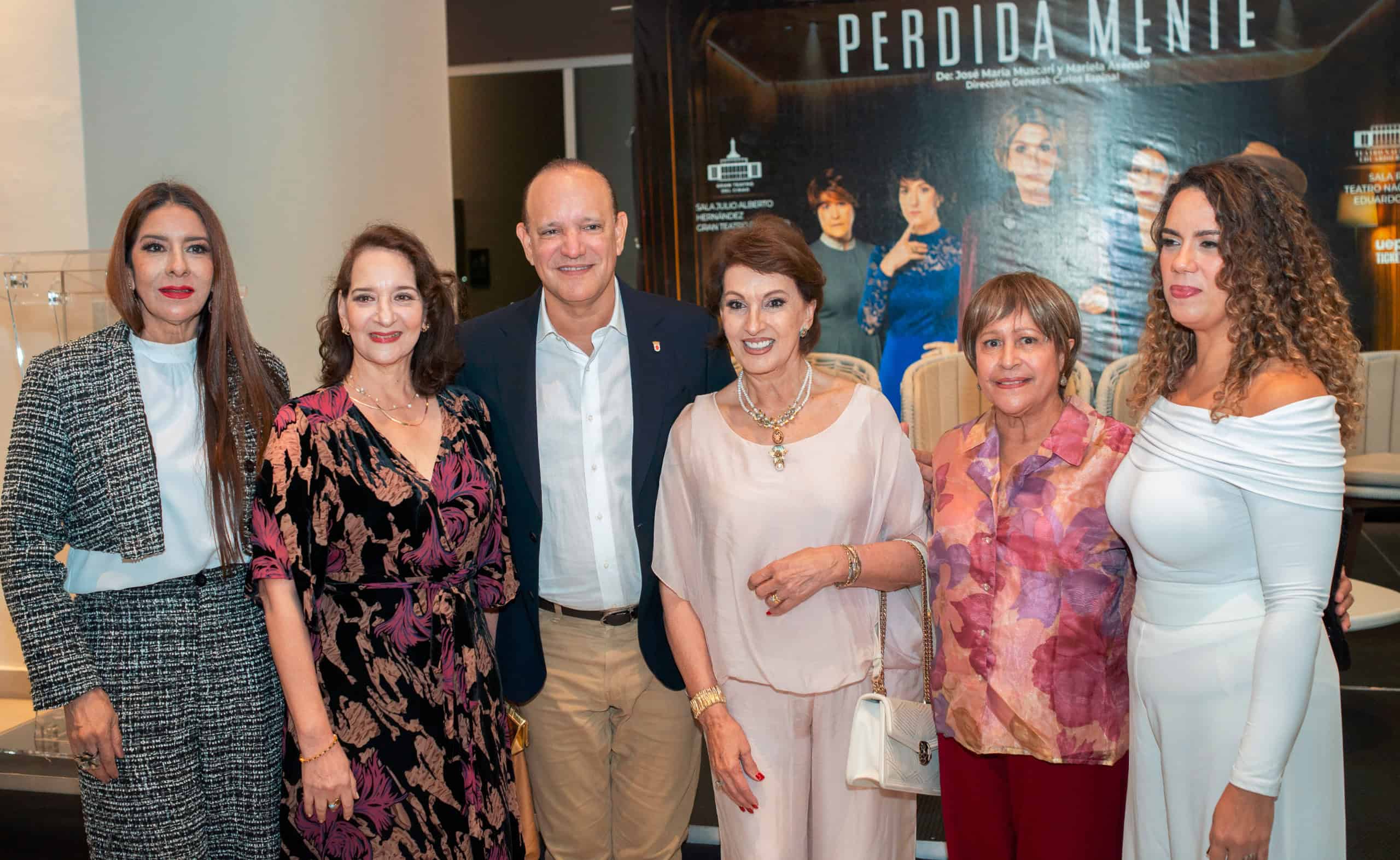 De izquierda a derecha: Pachy Méndez, Karina Noble, Ulises Rodríguez, alcalde de Santiago; Cecilia García, Olga Bucarelli y Laura Rivera, durante el encuentro con la prensa.