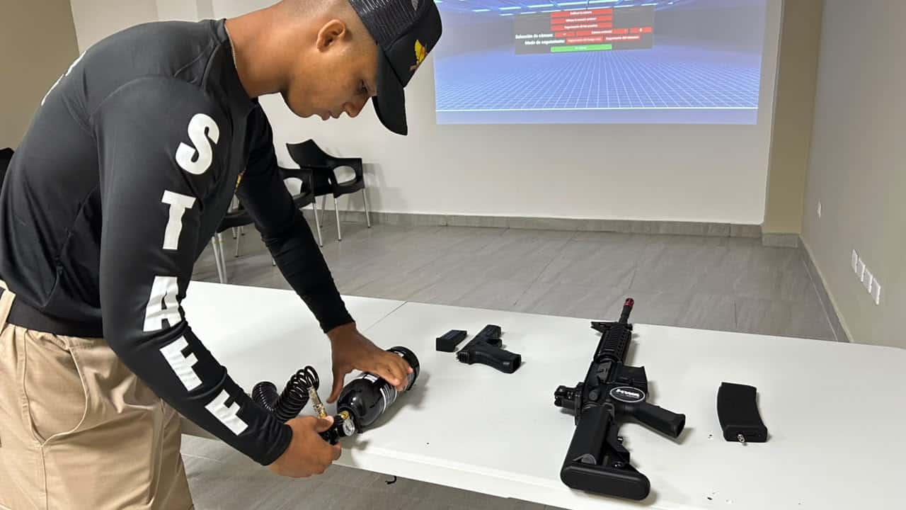 Un soldado manipula un arma en una sala del Centro de Entrenamiento Táctico Virtual de las Fuerzas Armadas.