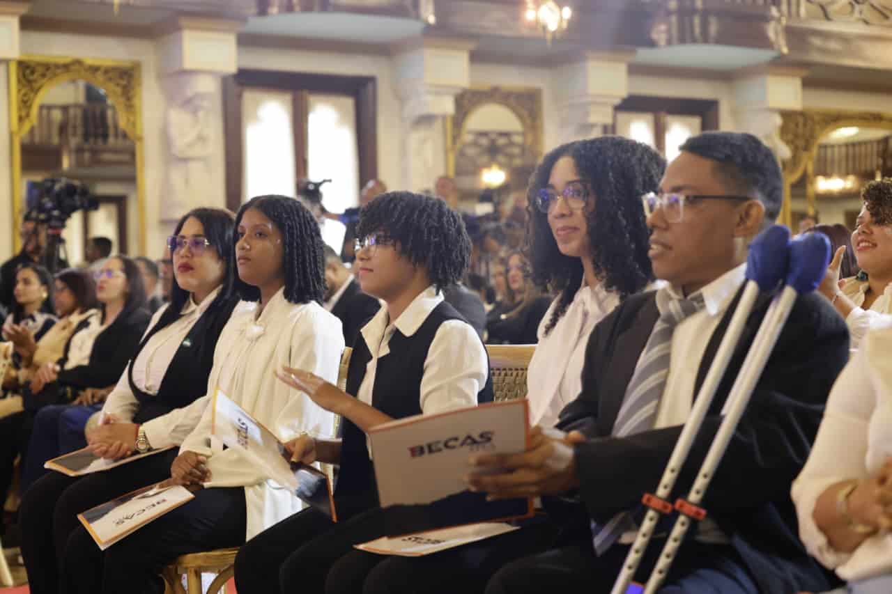 Jóvenes beneficiados con las becas.