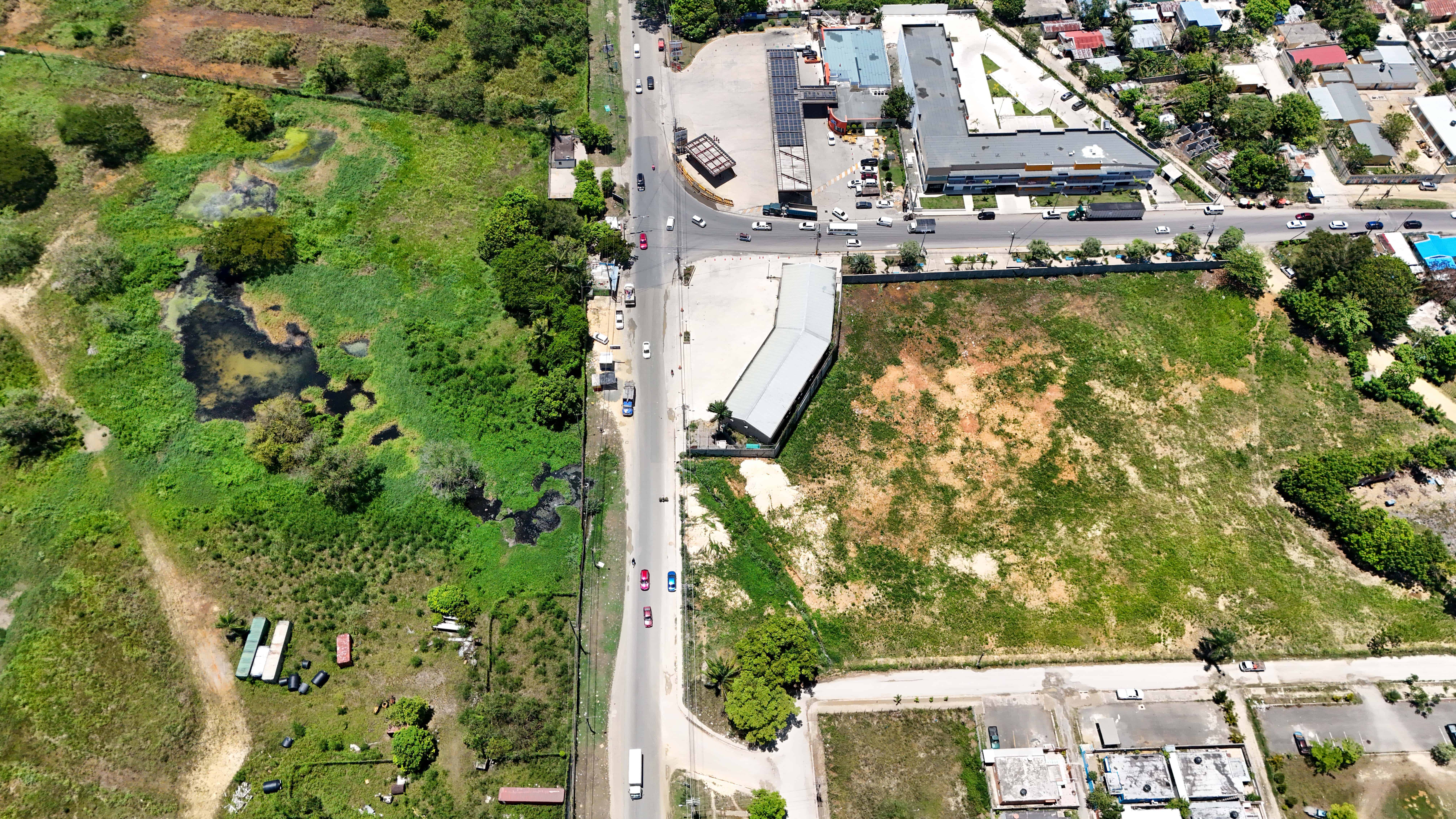 En ambos lados de la carretera Mella, casi con la entrada de la carretera hacia Guerra, se acumulan los excrementos humanos. La Caasd lo registra como una solución sanitaria.