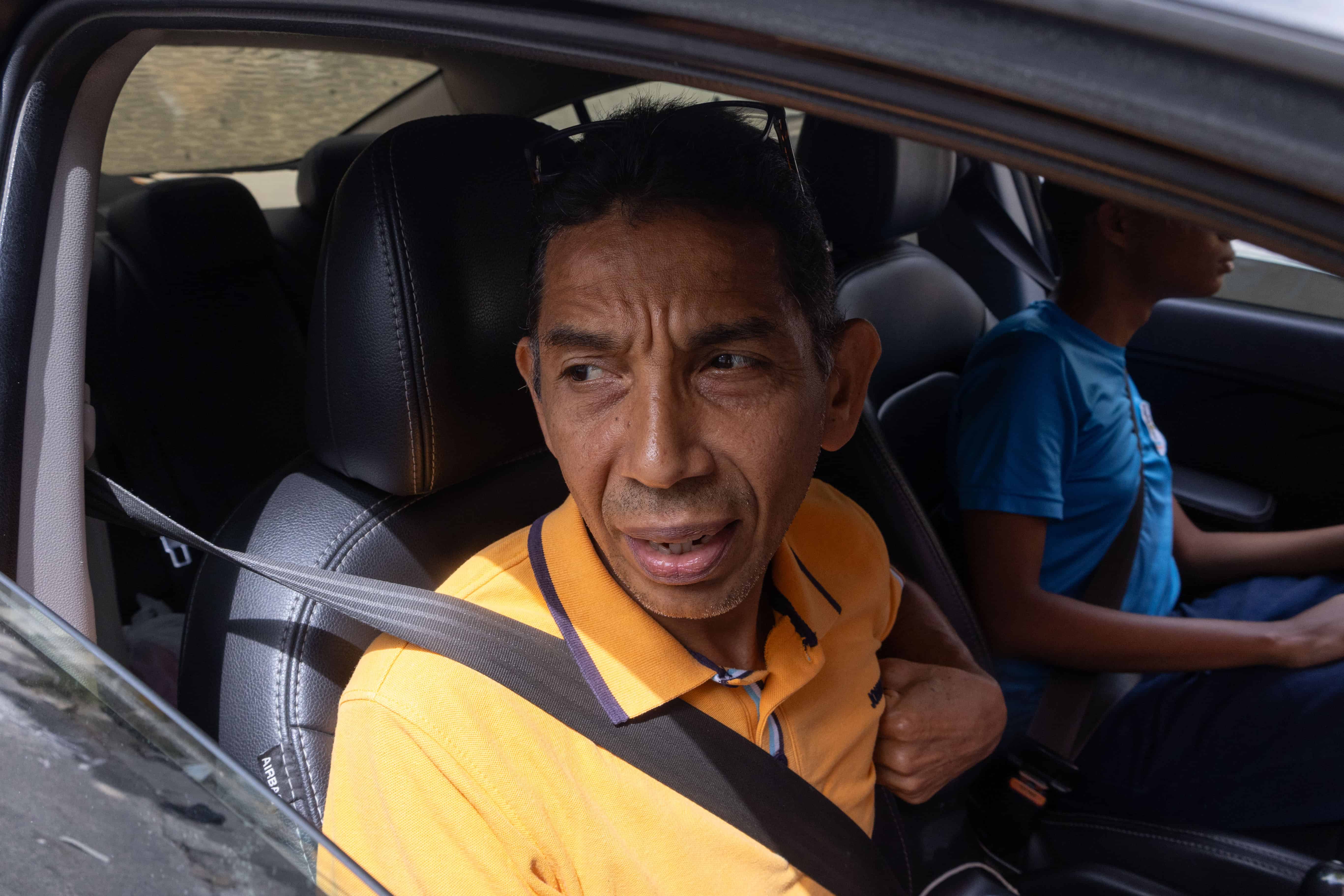 Johnny Rosario, residente de Don Honorio, señala las condiciones de la vía y los problemas que, según afirma, genera el deterioro.
