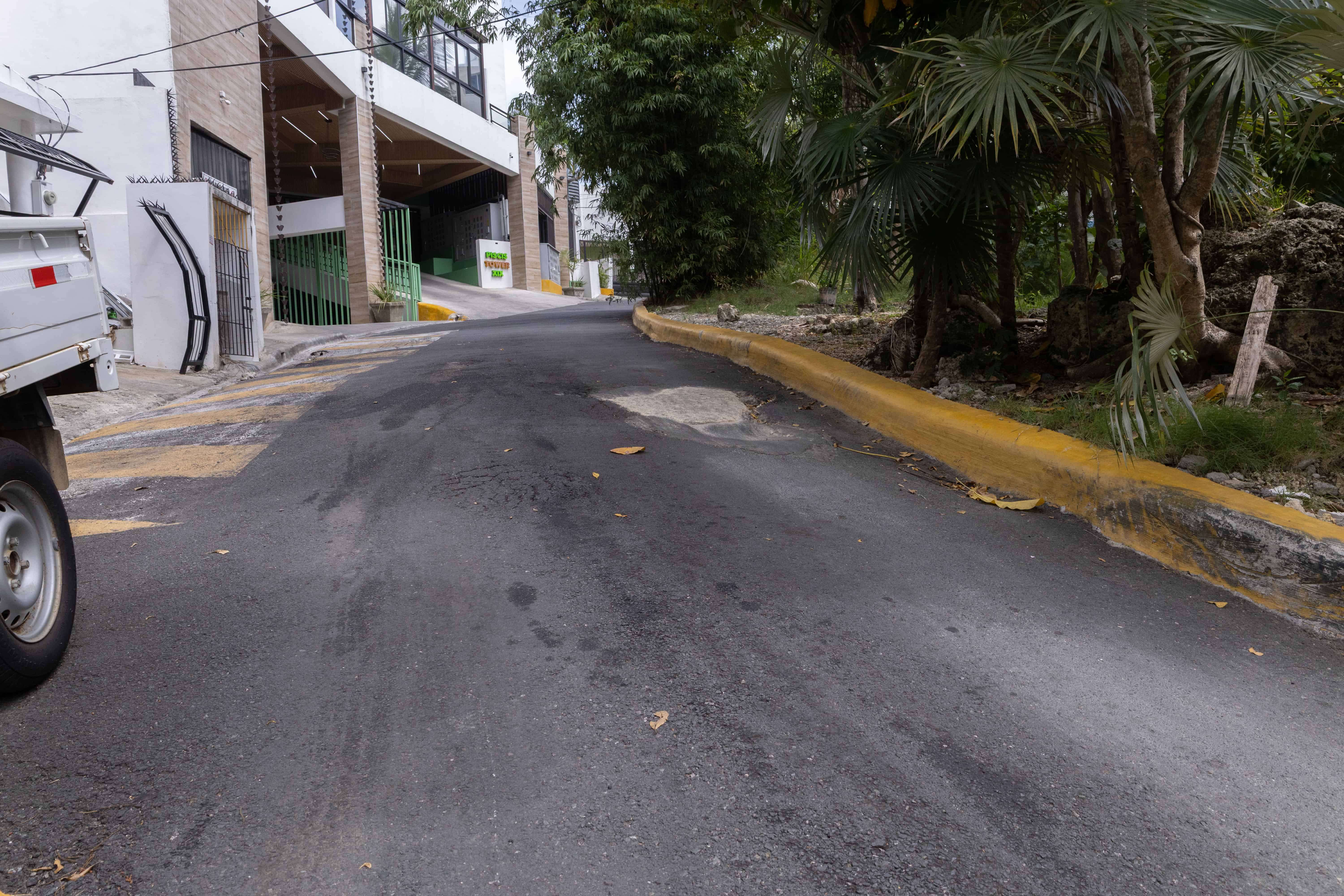 Otra vía que conecta con la calle A con hoyos.