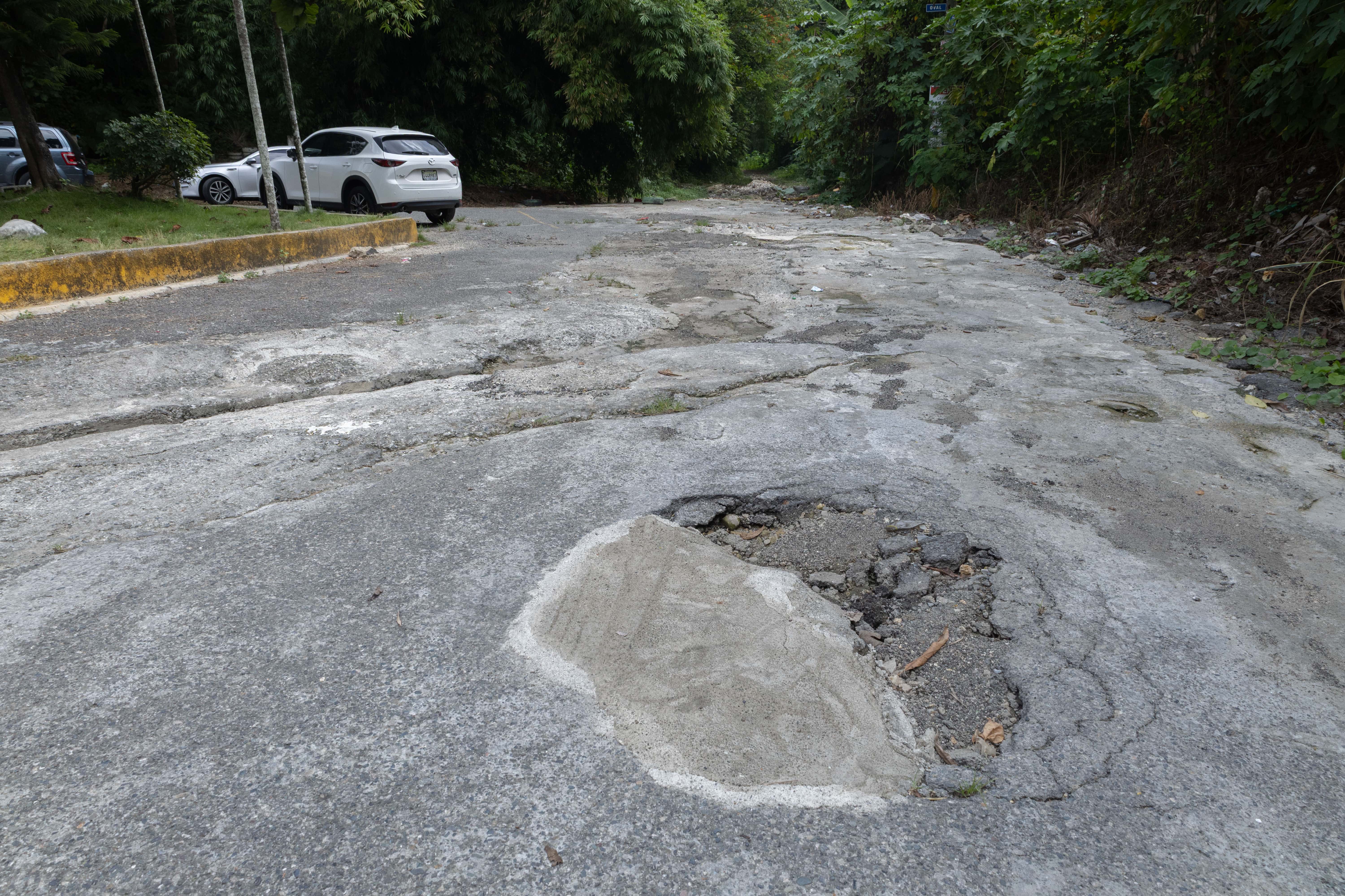 Parte de los hoyos en la calle A en el sector Don Honorio, en el Distrito Nacional.