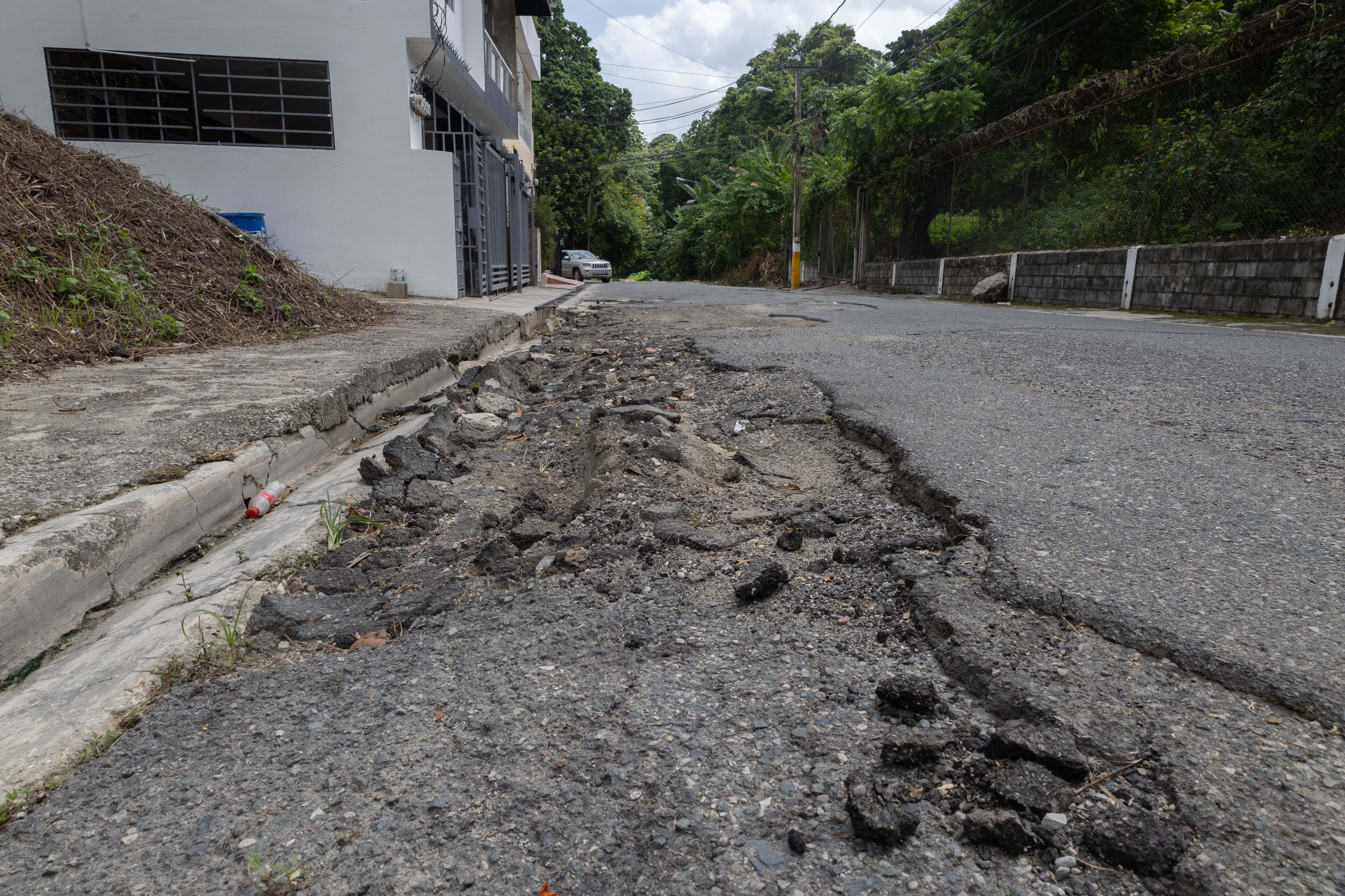 El asfaltado levantado y los hoyos forman parte del deterioro que presenta este tramo de la calle A, en Don Honorio.