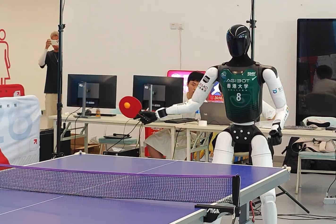 Correr, saltar o jugar al fútbol ya no basta: los llamados Juegos Mundiales de Robots Humanoides de Pekín quieren que, en su segunda edición, las máquinas demuestren también que pueden trabajar. El torneo amplía este año de seis a veinte los escenarios inspirados en tareas reales, en una apuesta por trasladar fuera de las pistas algunas de las capacidades que los humanoides desarrollan en la competición.
