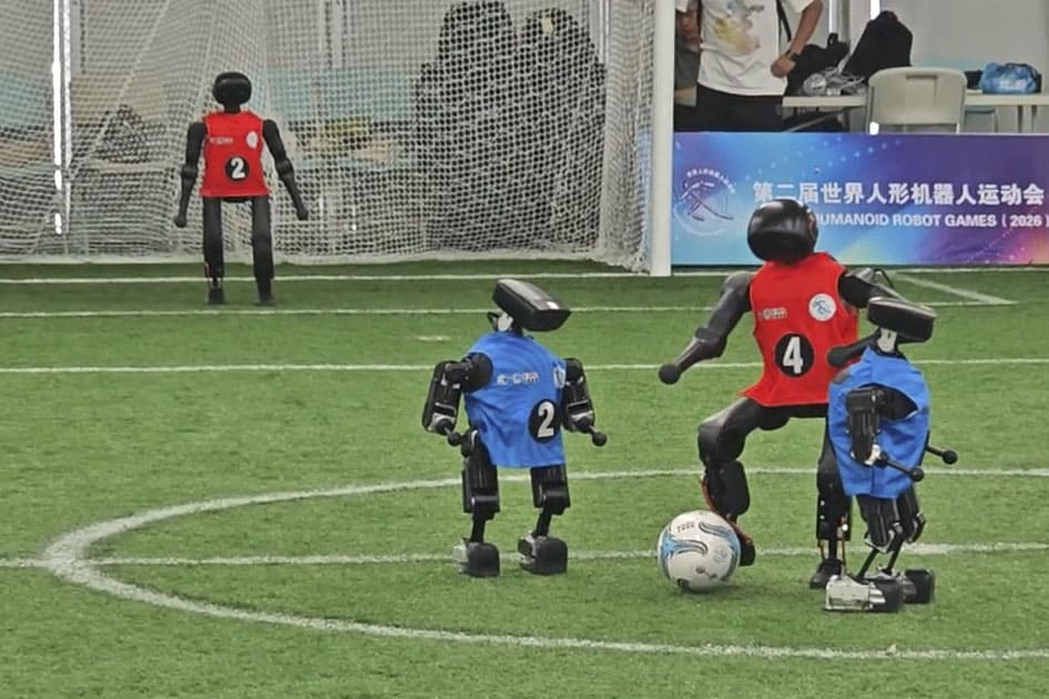 Correr, saltar o jugar al fútbol ya no basta: los llamados Juegos Mundiales de Robots Humanoides de Pekín quieren que, en su segunda edición, las máquinas demuestren también que pueden trabajar. El torneo amplía este año de seis a veinte los escenarios inspirados en tareas reales, en una apuesta por trasladar fuera de las pist