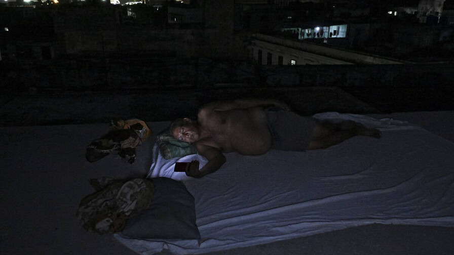 Cubanos duermen en azoteas y espacios públicos ante el calor y los apagones Cubanos duermen en azoteas y espacios públicos ante el calor y los apagones