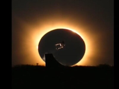 Danny León, el skater que saltó sobre el eclipse solar total