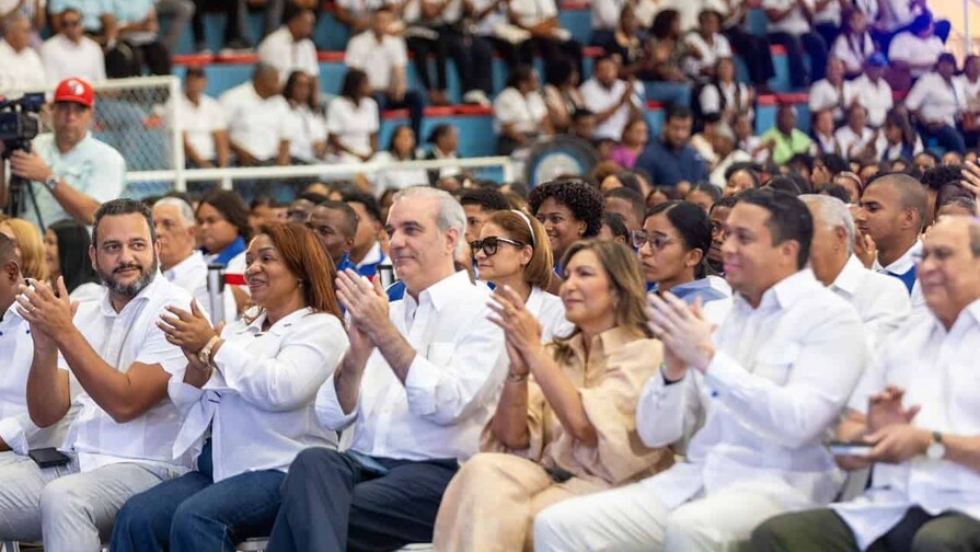 Luis Abinader encabeza graduación de 1,156 jóvenes de Oportunidad 14-24 en el Sur Luis Abinader encabeza graduación de 1,156 jóvenes de Oportunidad 14-24 en el Sur