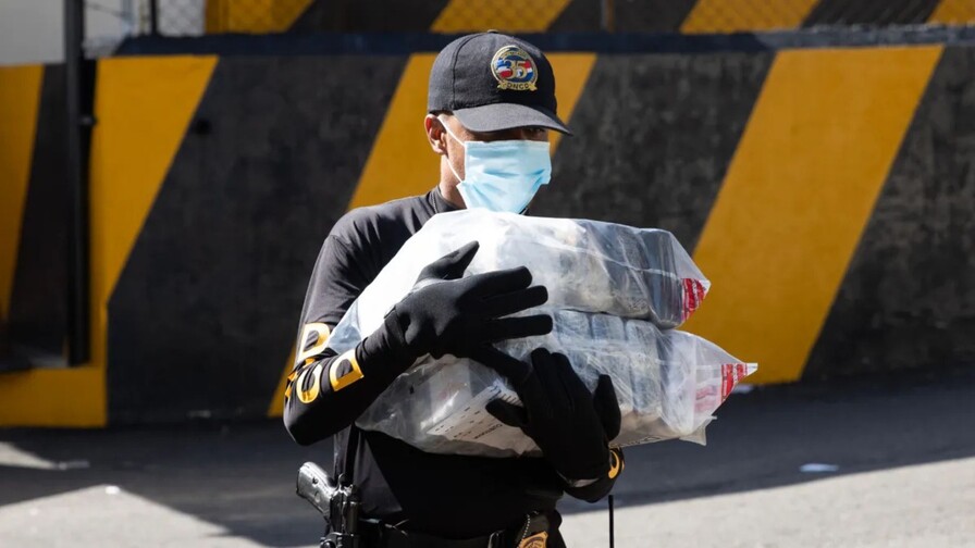 Incautan bienes de contrabando y drogas por 54.5 millones de dólares en el Caribe Incautan bienes de contrabando y drogas por 54.5 millones de dólares en el Caribe