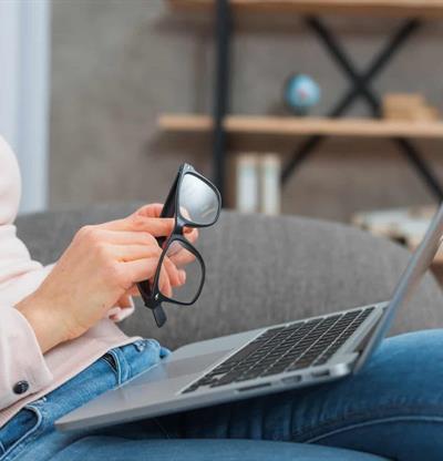 Pantallas y salud visual: &iquest;qu&eacute; tanto da&ntilde;o puede hacer a los ojos?