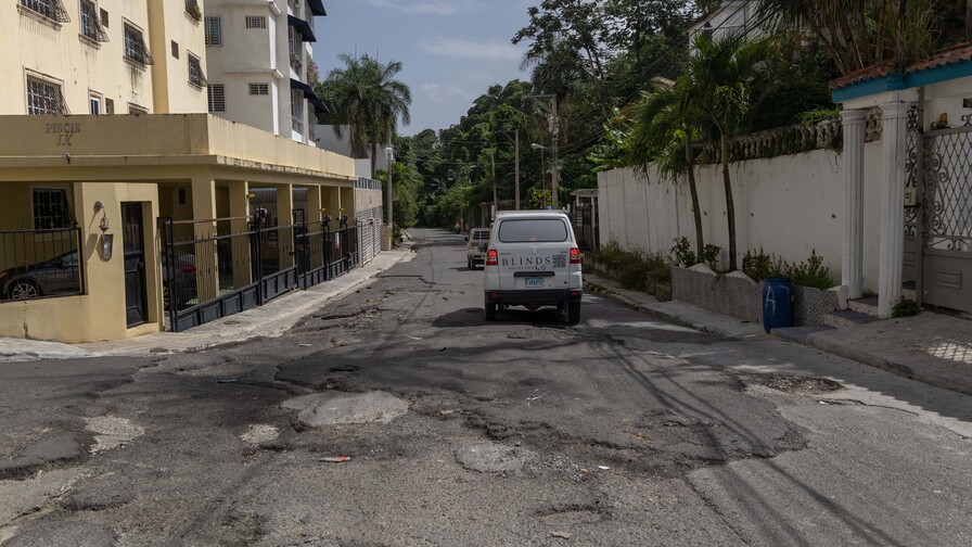"Como una torta de casabe": esperan reparación de calle afectada por lluvias en Don Honorio "Como una torta de casabe": esperan reparación de calle afectada por lluvias en Don Honorio