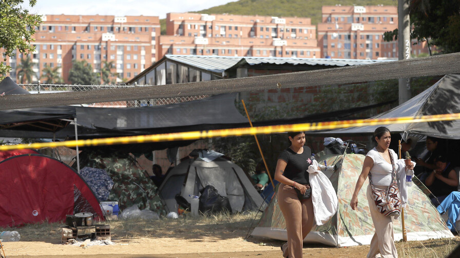 Unas 200 familias duermen en carpas en Cali temerosas de volver a sus casas tras terremoto Unas 200 familias duermen en carpas en Cali temerosas de volver a sus casas tras terremoto